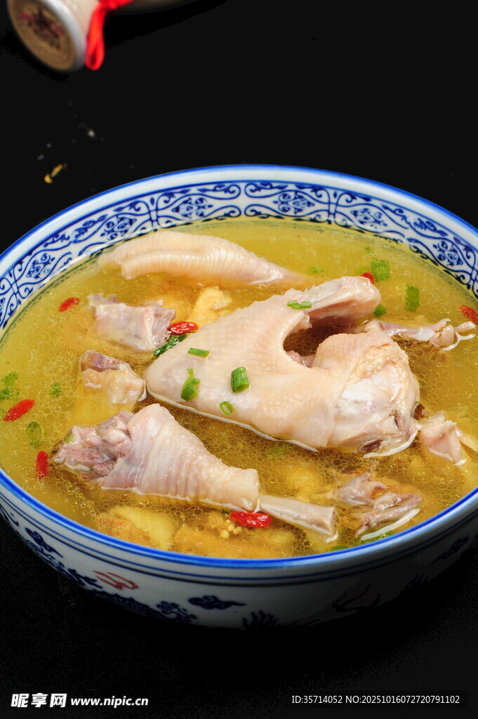 美味滋补鸡汤鲜香诱人