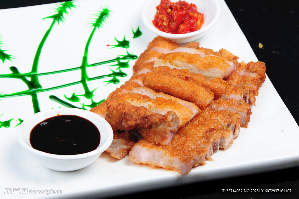 美味炸春卷配特色蘸料