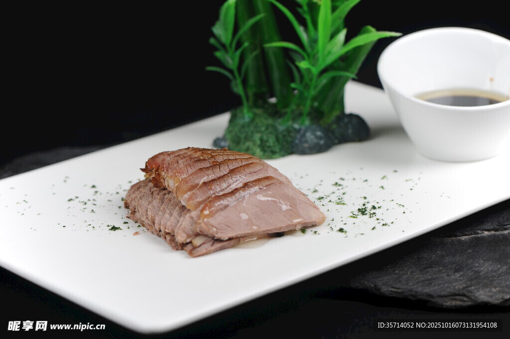 精致摆盘的美味熟牛肉