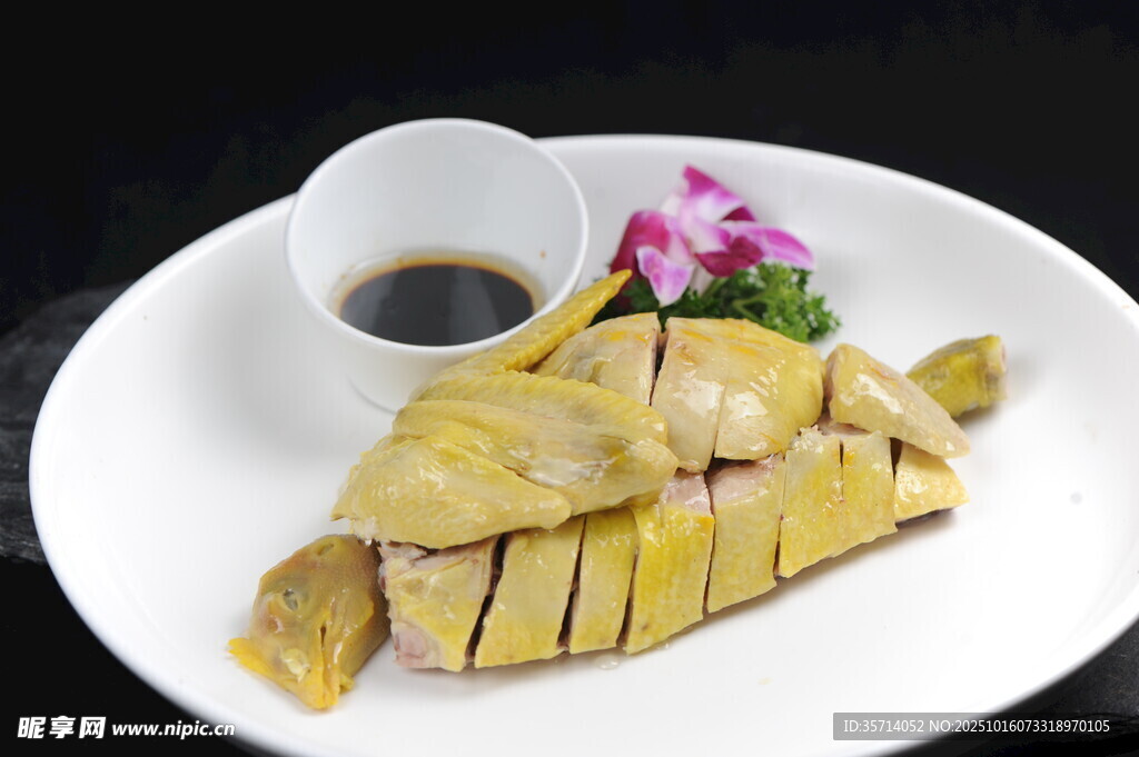 白切鸡配蘸料与装饰