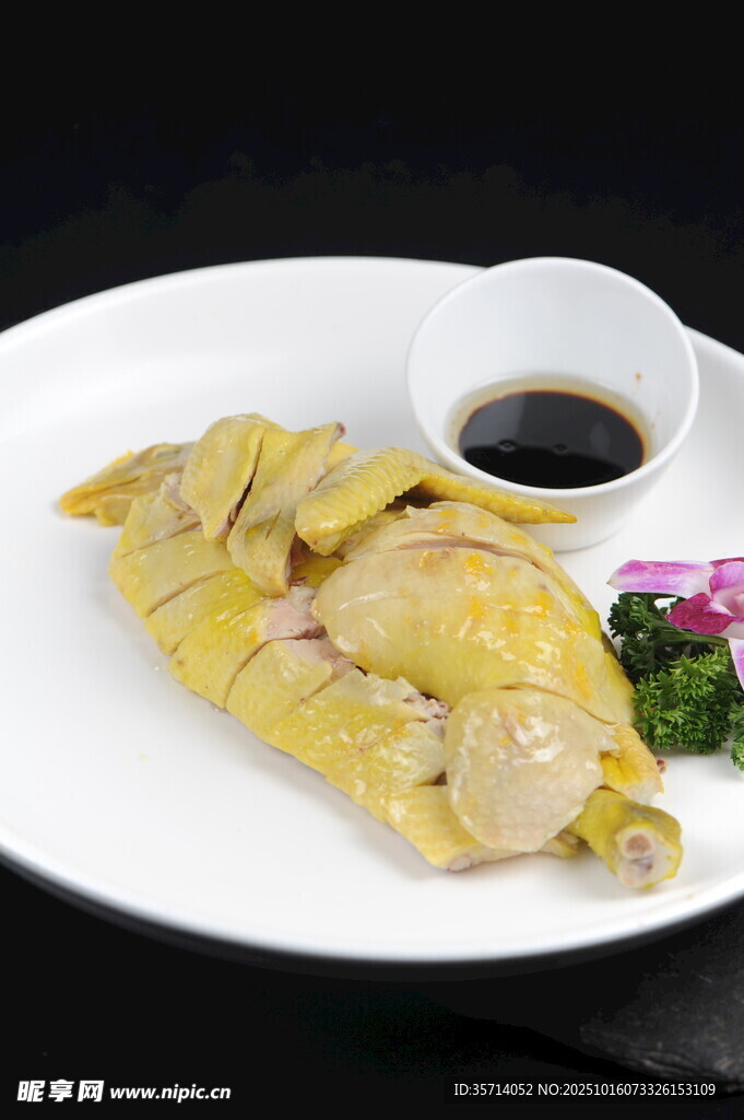 白切鸡配蘸料摆盘精致