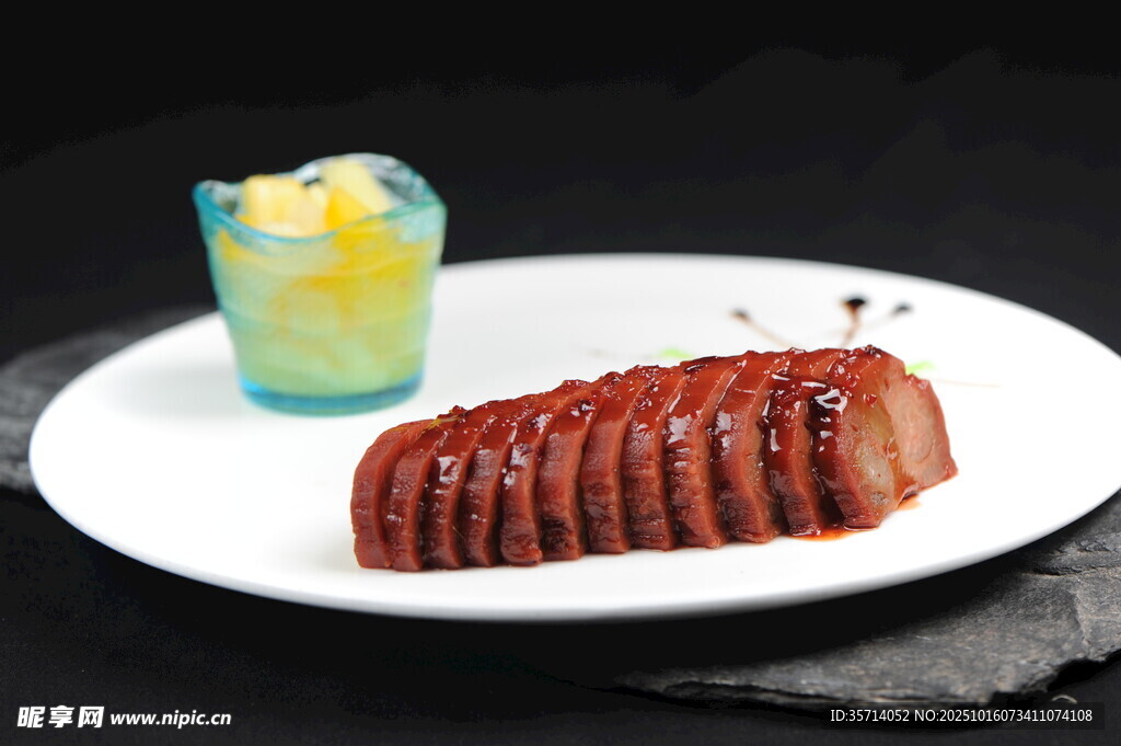 精致切片肉类配特色饮品