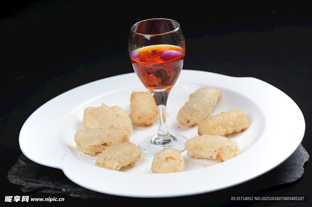 精致小食配特色饮品