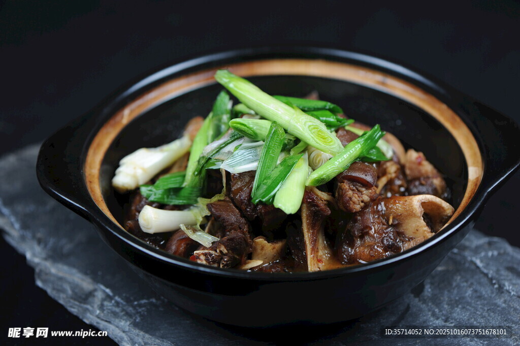 砂锅牛肉蔬菜美味佳肴