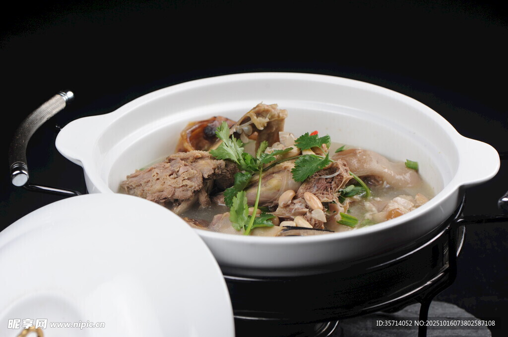 砂锅炖肉美食诱人