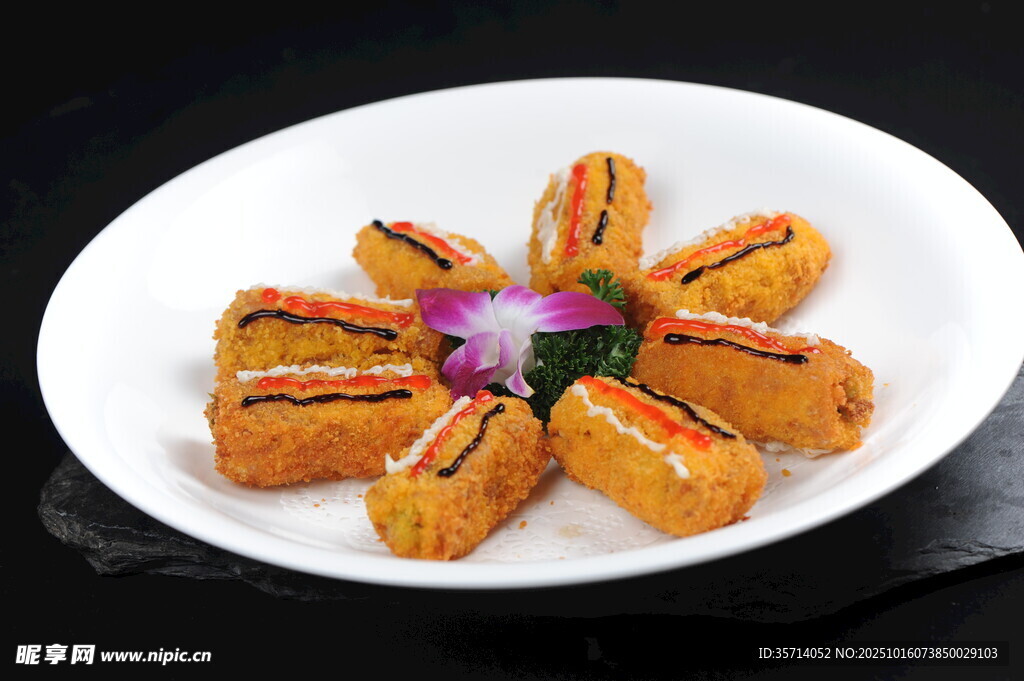 香酥夹心炸物摆盘中