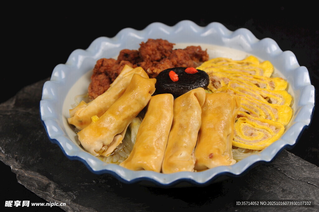 美味多样的油炸食品拼盘