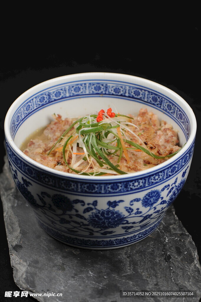 青花瓷碗中的美味肉丝面