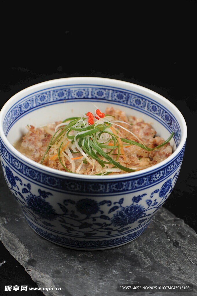 青花瓷碗中的美味肉丝面