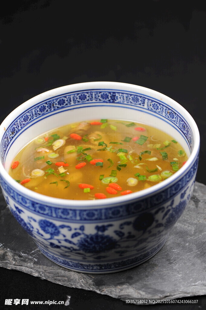 青花瓷碗中的鲜香热汤