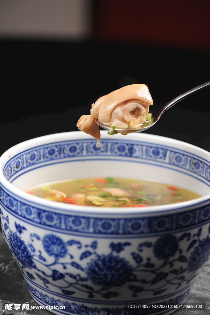 青花瓷碗盛的美味汤品