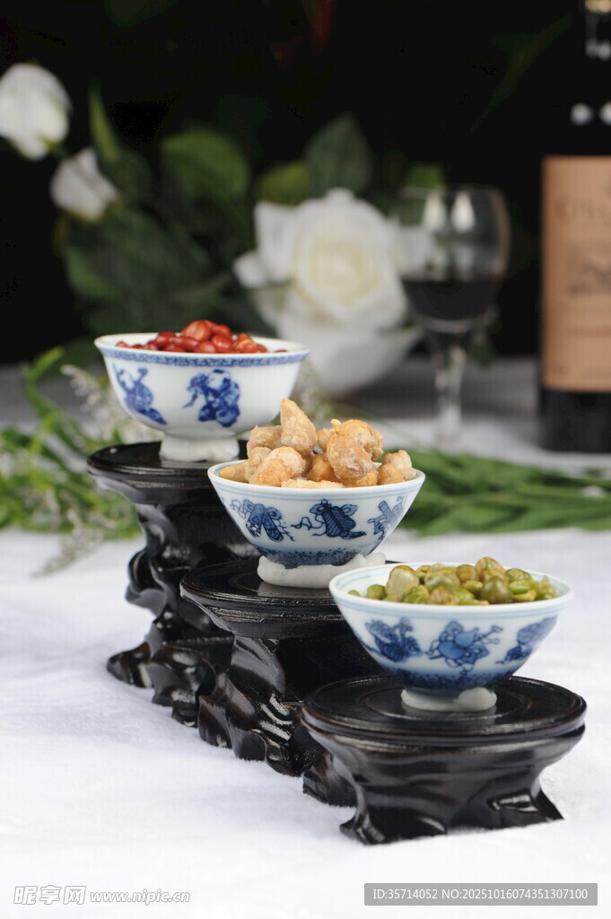 中式精美瓷碗装多样小菜