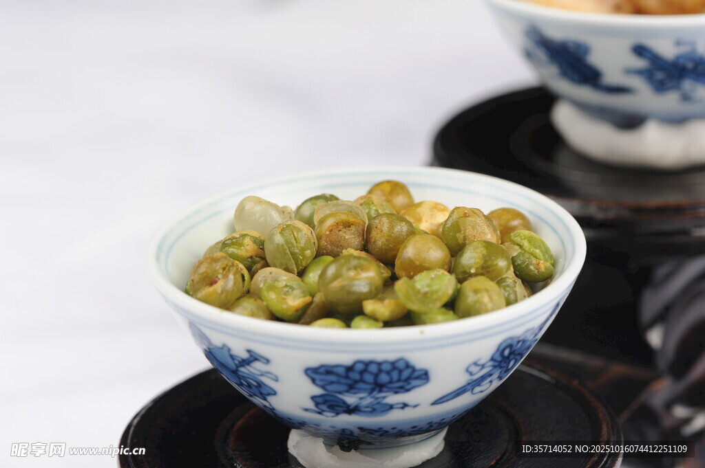 青花瓷碗中的香脆青豆
