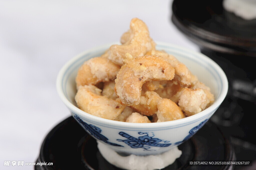瓷碗中的美味炸虾仁