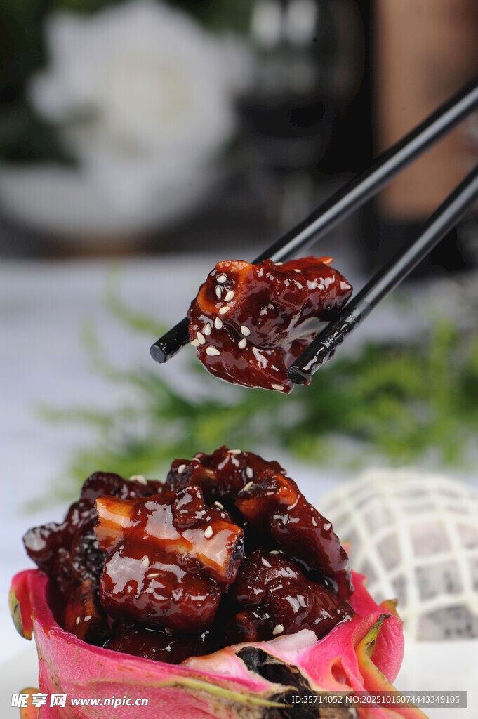 美味红烧肉筷子夹起瞬间