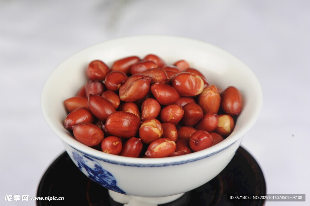 碗中红皮花生米特写