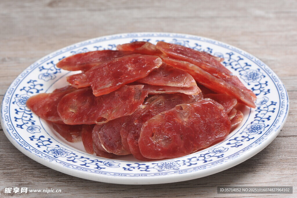 美味腊肠切片摆于盘中