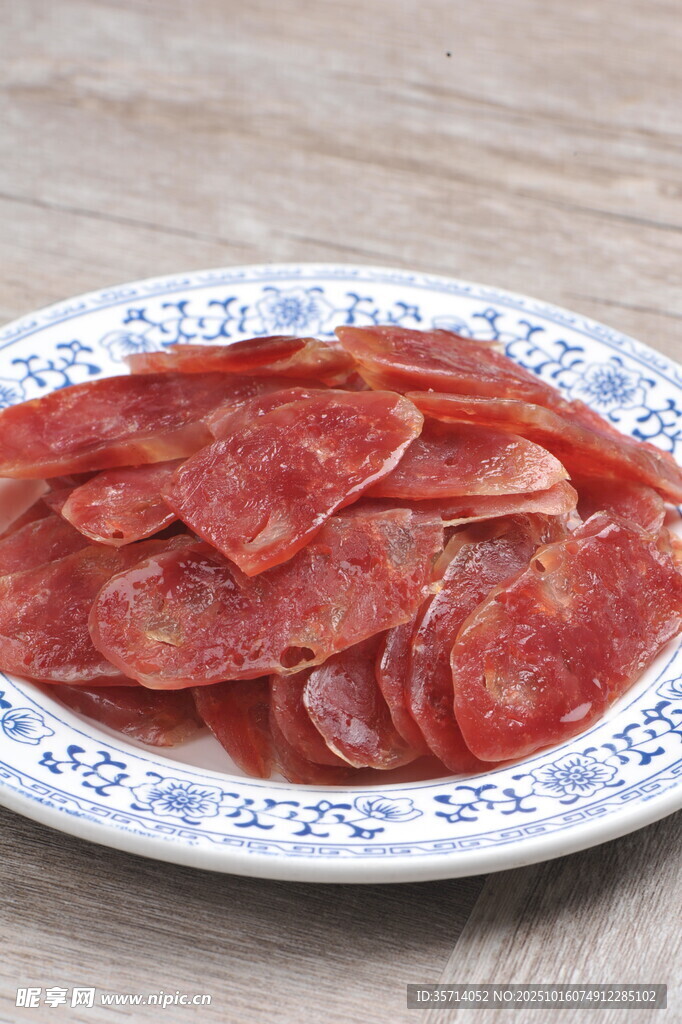 美味腊肠切片摆于盘中