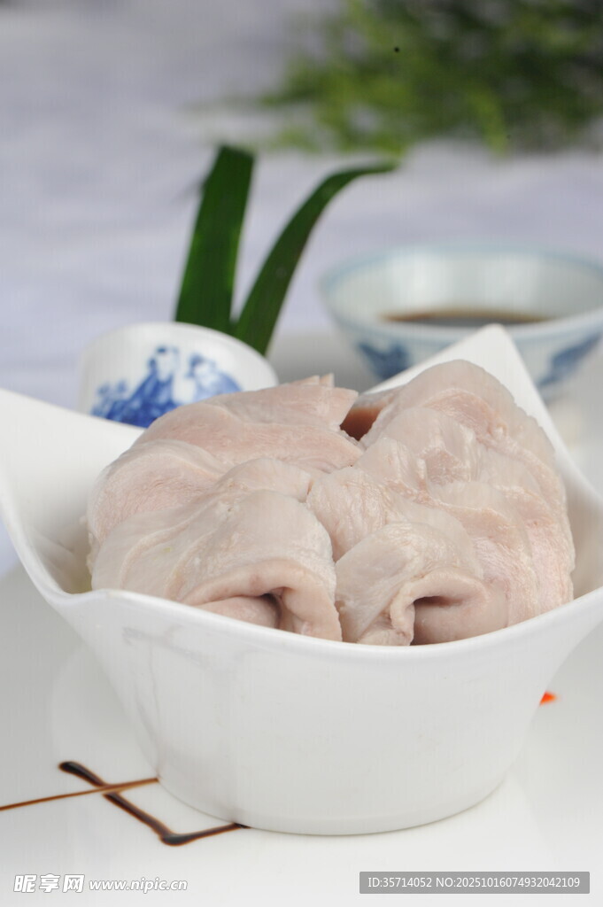 瓷碗中的特色褶皱面食
