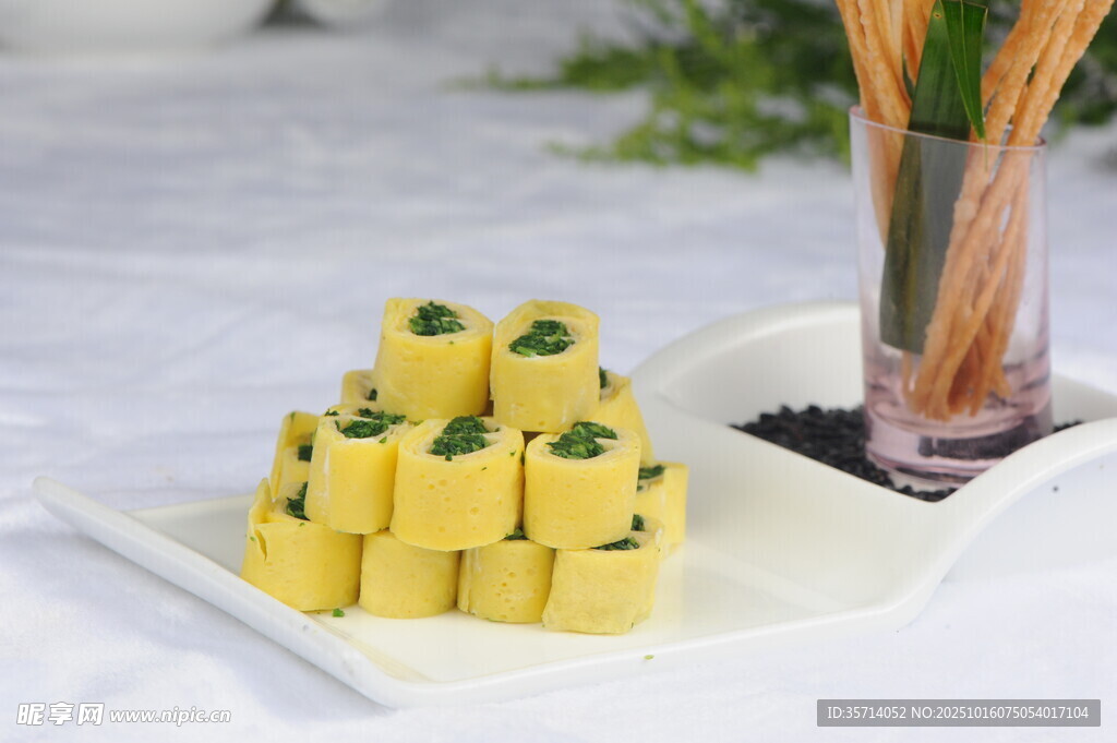 精致抹茶点缀小糕点