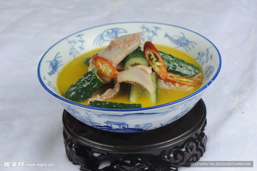 青花瓷碗中的美味汤品
