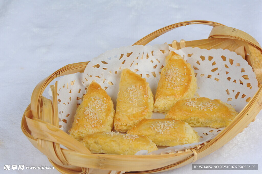 竹篮中的美味油炸酥角