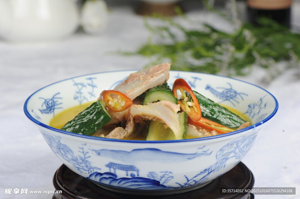 青花瓷碗中的美味菜肴