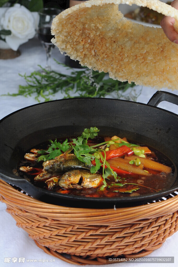 美味铁锅菜肴鲜香诱人