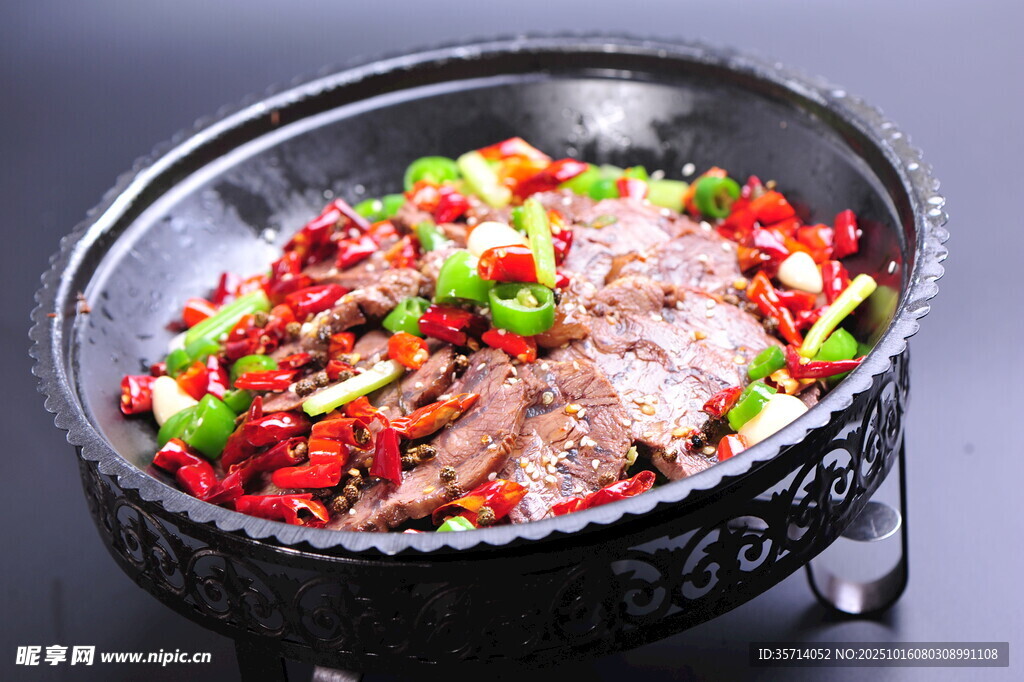 香辣炭火烤肉盆中美食