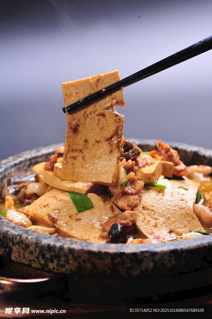 美味豆腐煲筷子夹起瞬间