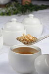白瓷茶具中的金黄茶叶