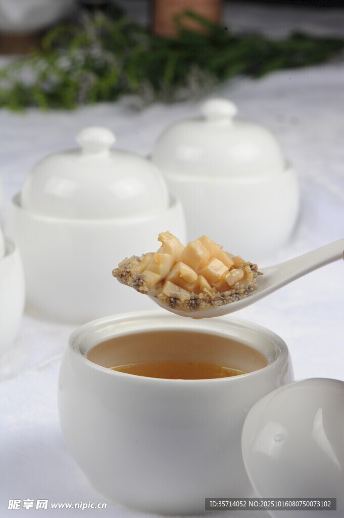 白瓷茶具中的金黄茶叶