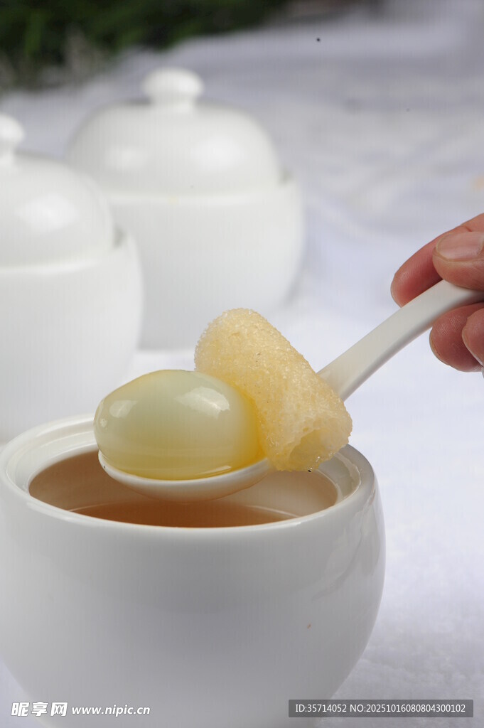舀起碗中美味滋补炖品