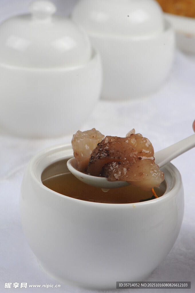 白碗盛着美味的炖煮食物