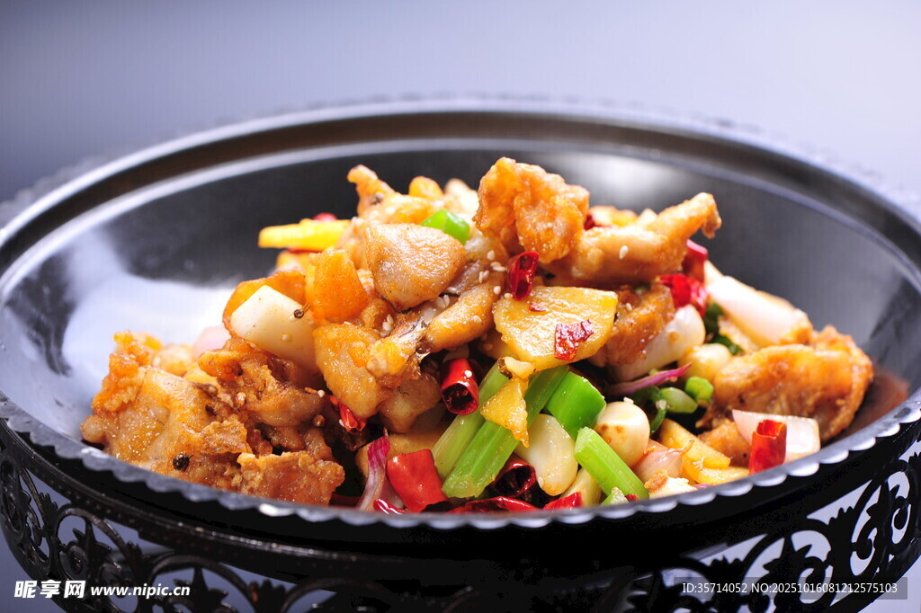 美味香辣炒鸡肉块