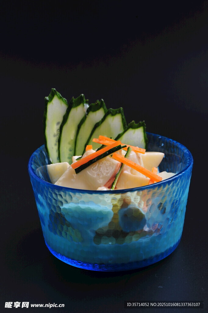 蓝色碗装多彩蔬菜沙拉