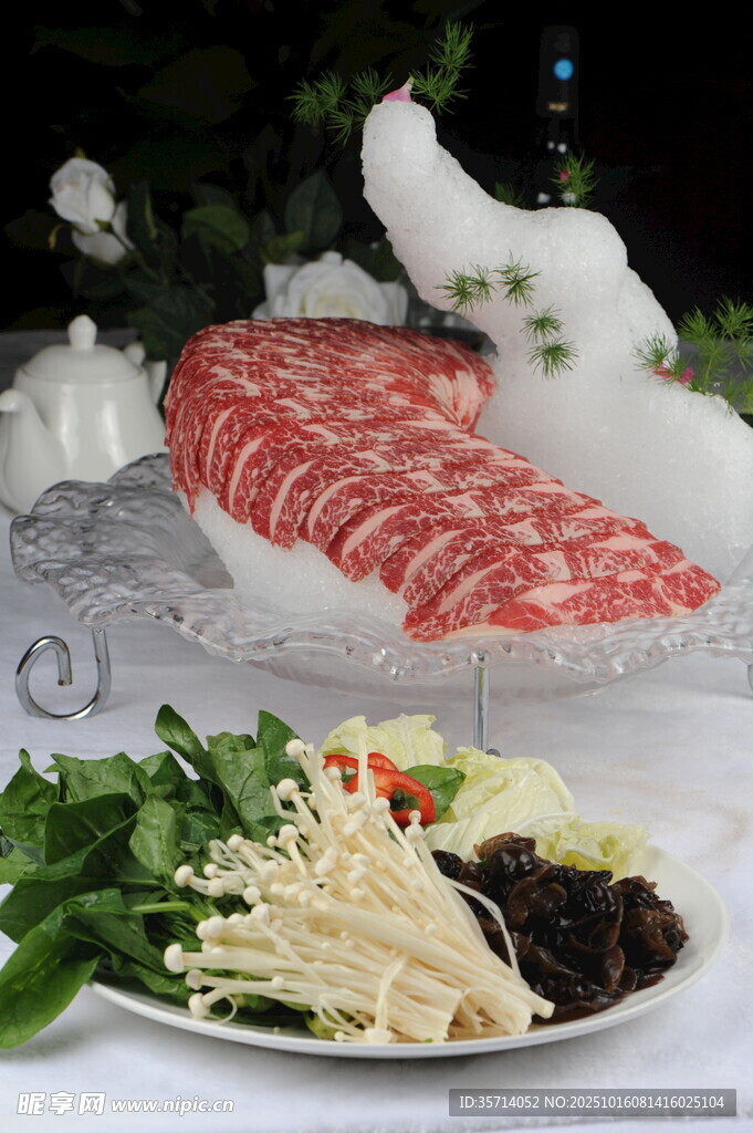精致火锅食材拼盘展示