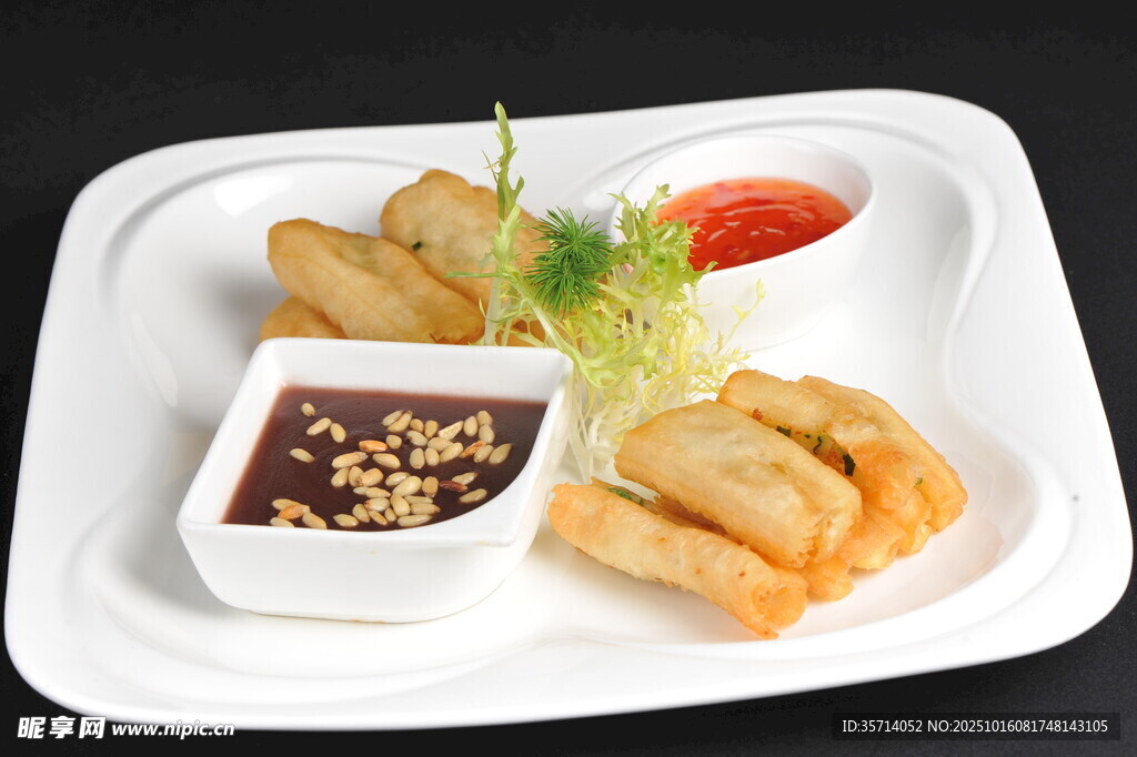 美味炸春卷配特色蘸料