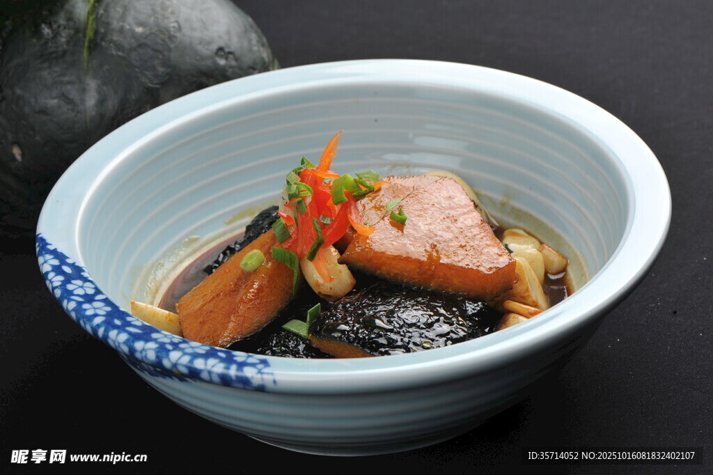 日式鲑鱼盖饭美味诱人