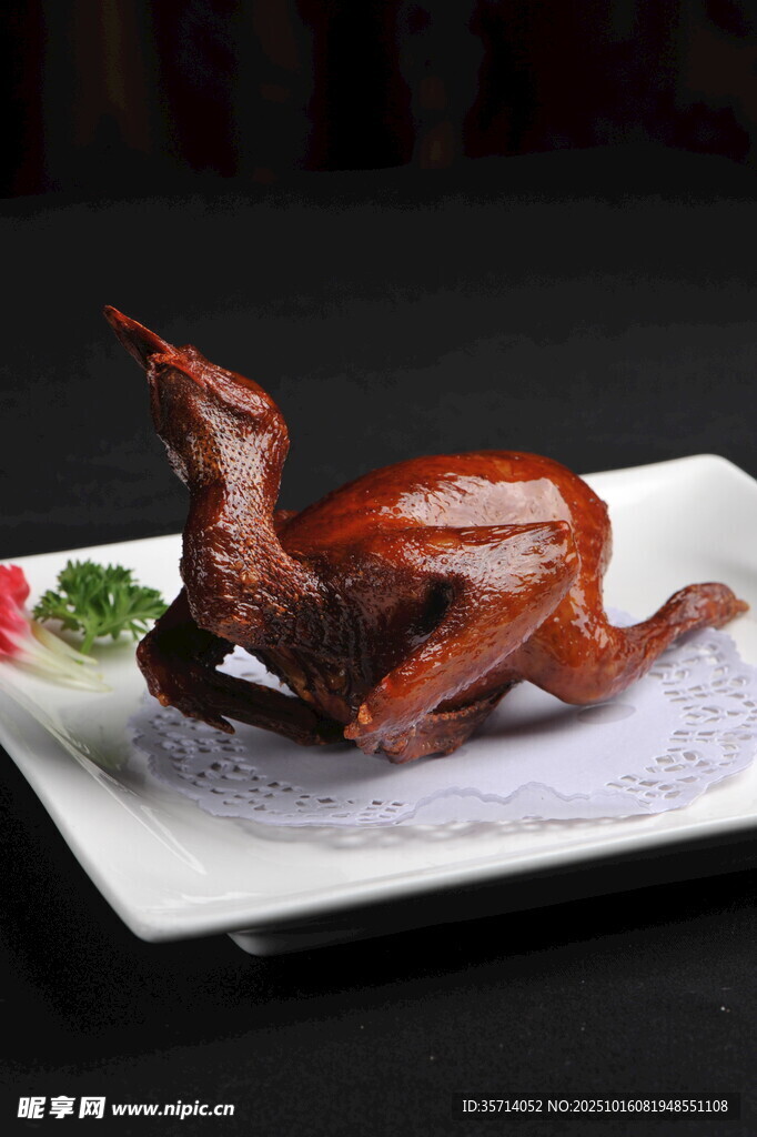 美味烤乳鸽摆于精致盘上