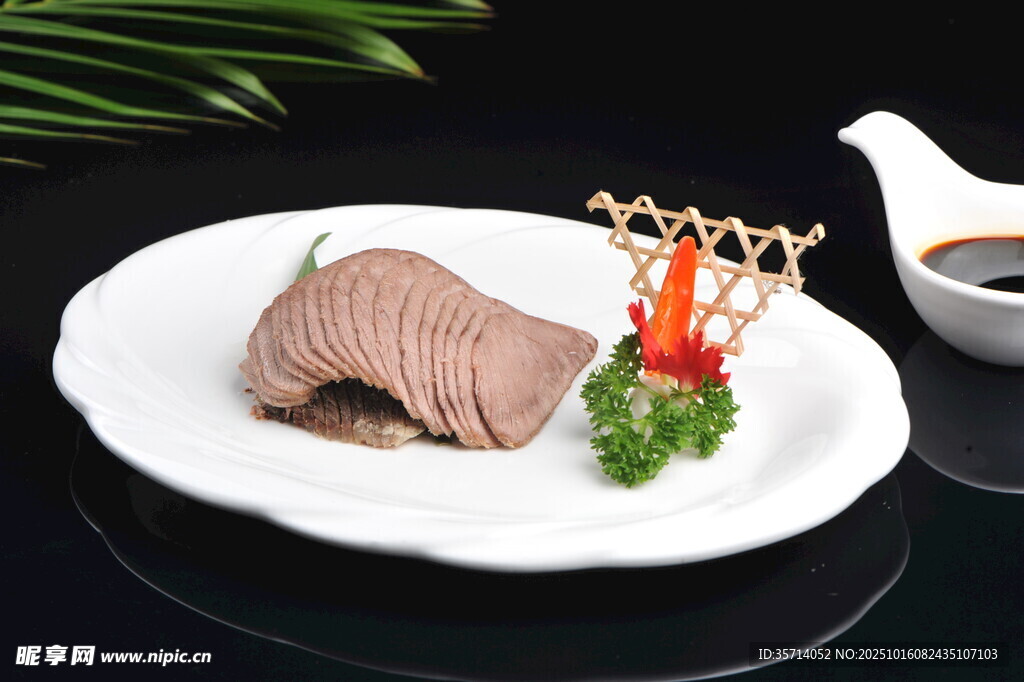 精致摆盘的美味酱牛肉