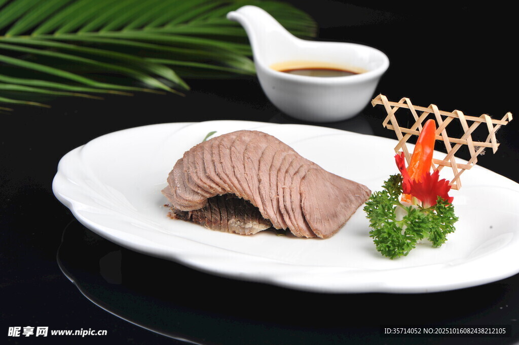 精致摆盘酱牛肉