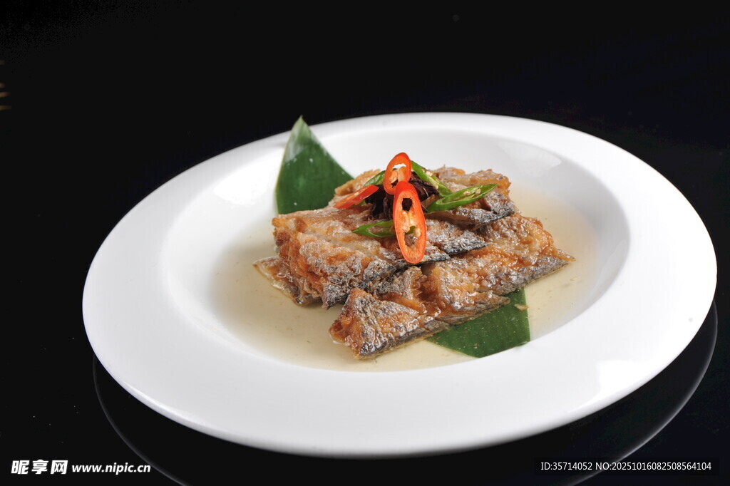 美味清蒸鱼摆盘中式佳肴