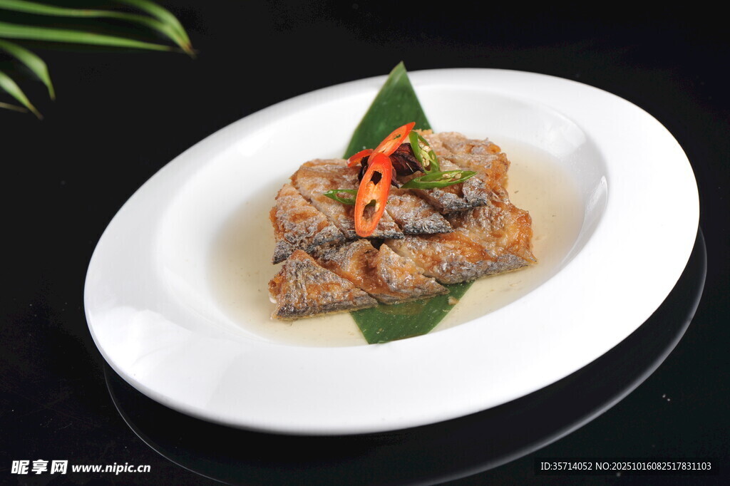 美味酱汁浇淋鲜嫩鱼肉