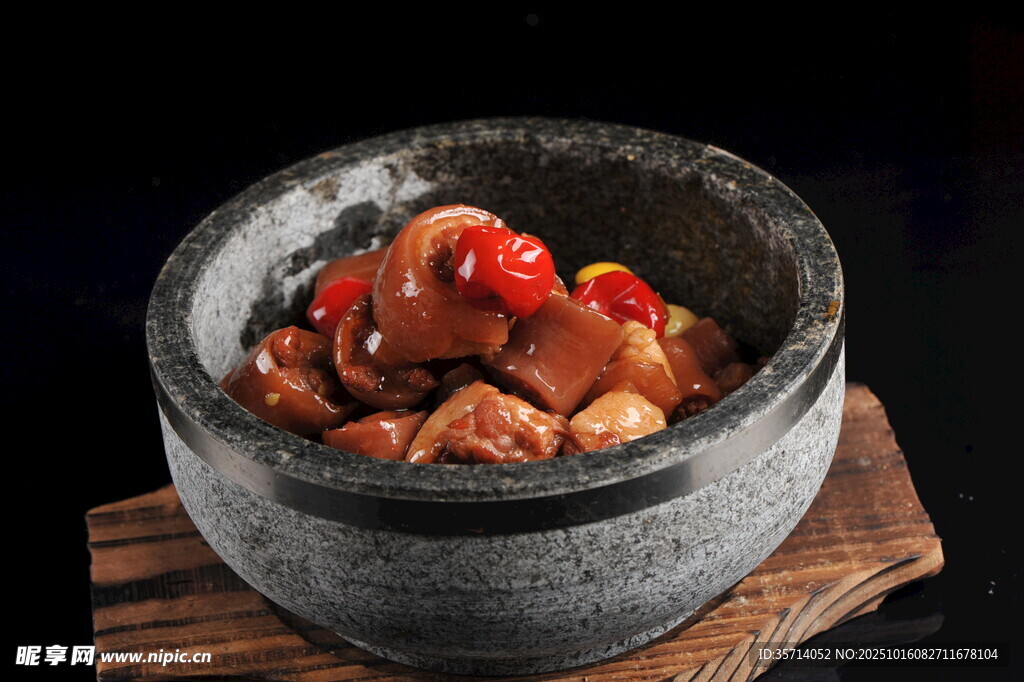 石锅美味鸡肉