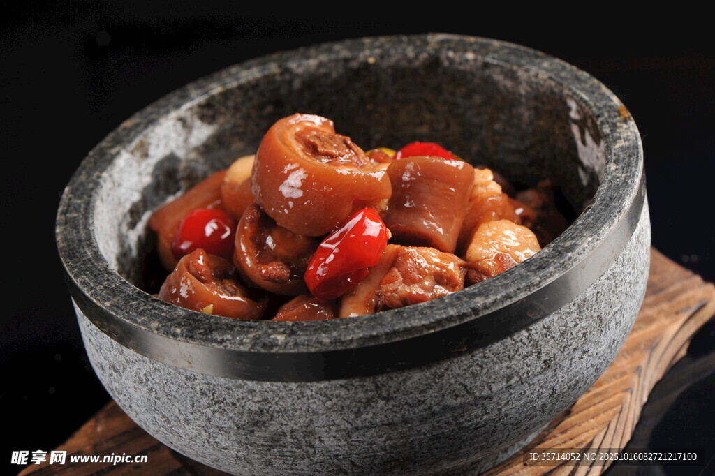 石锅美味红烧鸡块