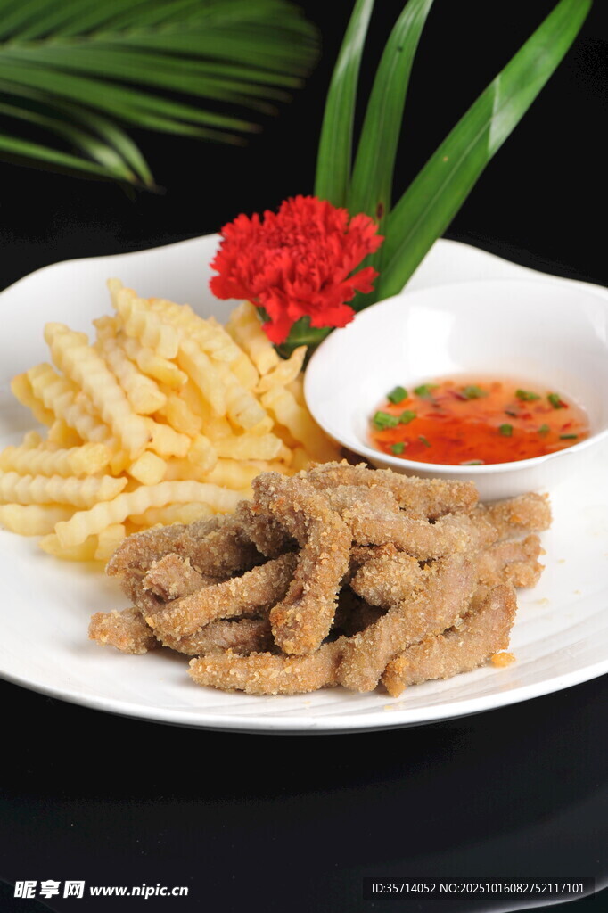 香酥肉配薯条与蘸酱