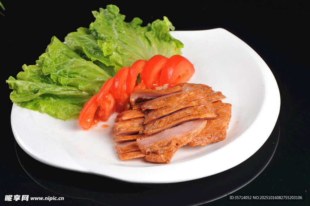美味切片肉配新鲜蔬菜