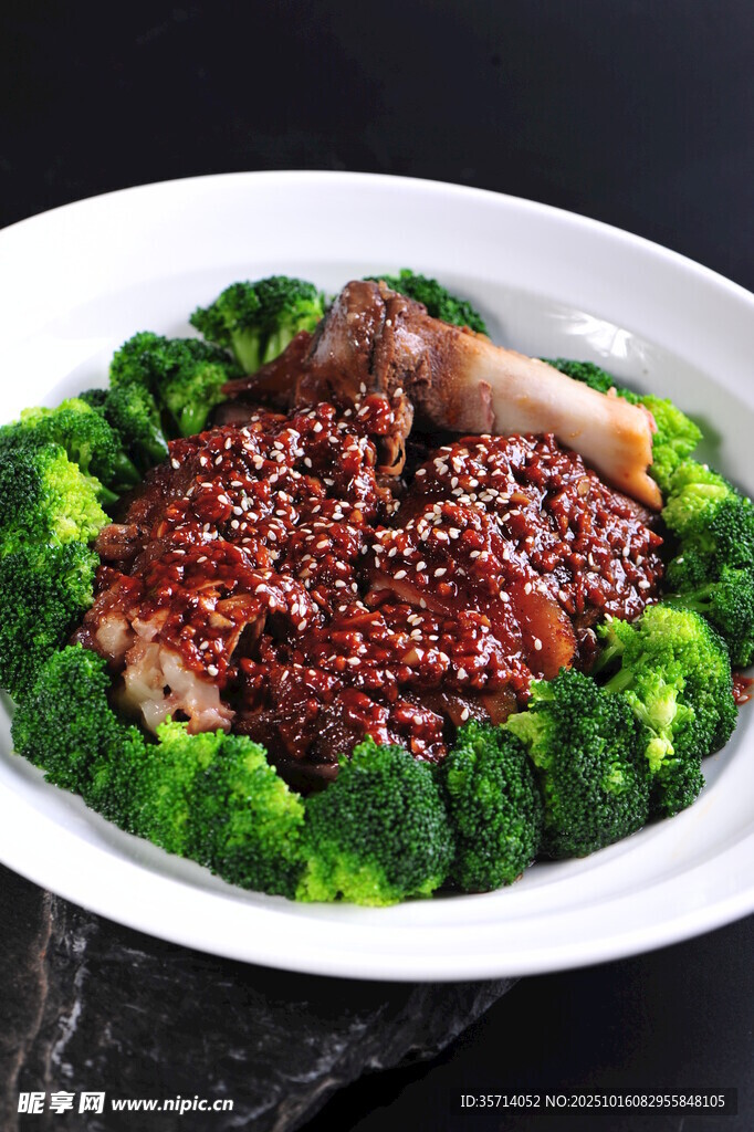 西兰花配香煎牛肉