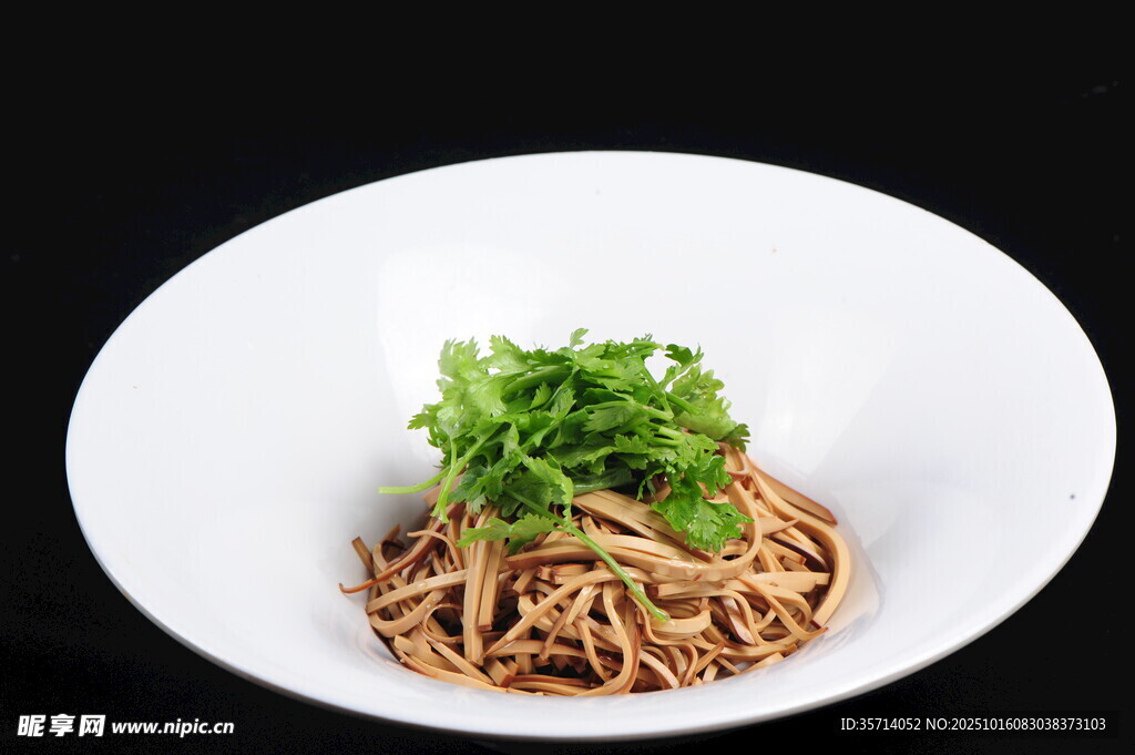 美味荞麦面配翠绿蔬菜